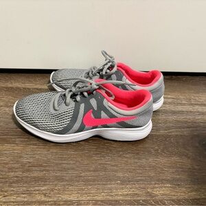 Nike Kids Revolution 4 Girls Sneakers (943306 003) Grey/ Pink Sizes SIZE 4 Y